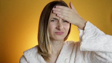 Genç kız hasta ilaç bir bardaktan içiyor