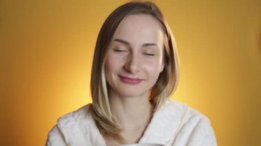 Sarı bir arka plan üzerinde bir kupa çay içme kadın