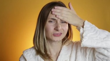 Bir sıcaklık ve ilaç içme shes kadınlar var