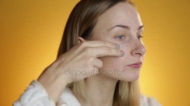 Güzel sarışın bir yüz sarı bir arka plan üzerinde elde