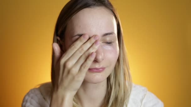Žena čištění obličeje na žlutém podkladu — Stock video