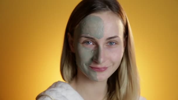 Φροντίδα του δέρματος. Γυναίκα εφαρμογή με βούρτσα μάσκα λάσπη αργίλου σε ατελιέ της πρόσωπο βολή. — Αρχείο Βίντεο