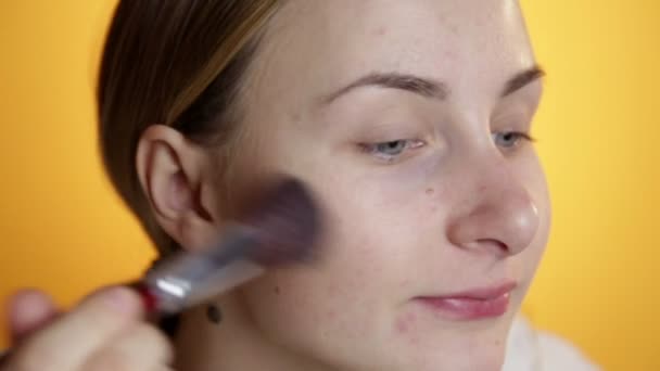 Mujer joven maquillándose — Vídeo de stock