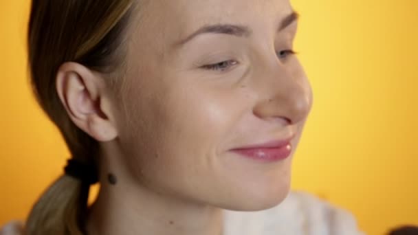 Kvinnlig skönhet, vackra mitten av vuxen kvinna sätter på fard och make-up — Stockvideo