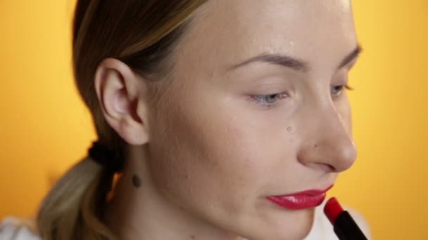Γυναίκα εφαρμογή κόκκινο lipstic, κοντινό πλάνο — Αρχείο Βίντεο