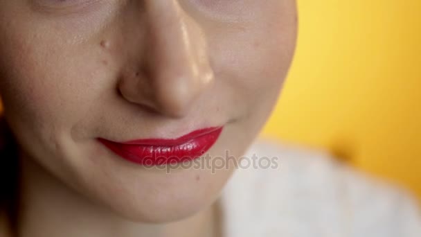 Kvinna som tillämpar red lipstic, närbild — Stockvideo