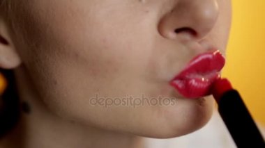 Kırmızı lipstic, uygulama kadın yakın çekim