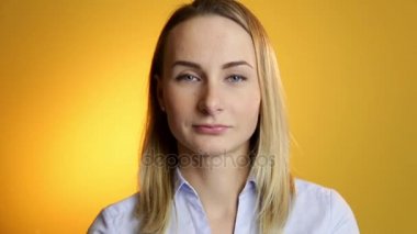 Kadın gülümseyen portre portre. Genç iş kadını profesyonel görünümlü kameraya mutlu. Beautifulfemale model sarı arka plan üzerinde.