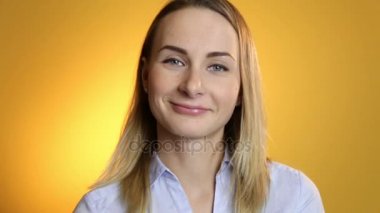 Kadın gülümseyen portre portre. Genç iş kadını profesyonel görünümlü kameraya mutlu. Beautifulfemale model sarı arka plan üzerinde.