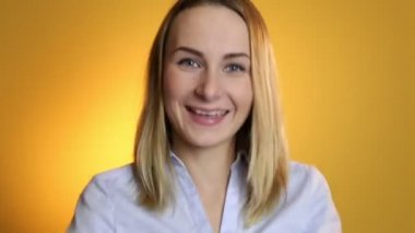 kadın exults için zafer ya da bir şey aşırı pozitif: mutluluk, sevinç