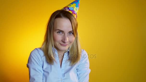 Woman launches confetti on a yellow background slow motion — Stock Video