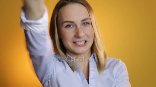 Kvinna jublar för seger eller något extrem positiv: lycka, jubel — Stockvideo