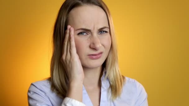 Woman shouting for pain of headache tight closeup — Stock Video