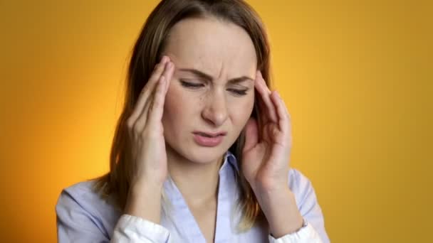 Femme criant pour la douleur de maux de tête serré gros plan — Video