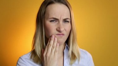 Kadın Sarı zemin üzerine karşı bir diş ağrısı ile