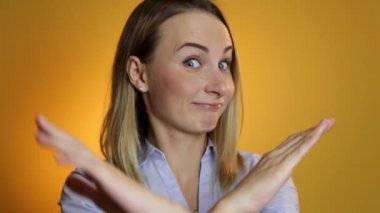 Tanınmayan genç kadın göstermek ret jest