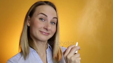 Tıbbi burun spreyi burnunu için kullanan kadın