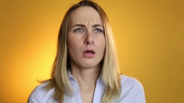 Hasta kadın sarı bir arka plan doku içine burnuna üfleme