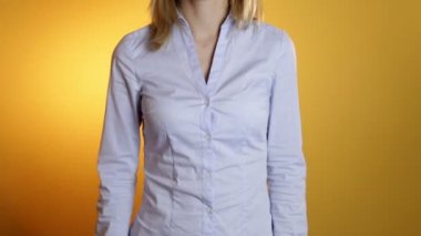 Mide problemleri sarı bir arka plan üzerinde beyaz genç kız