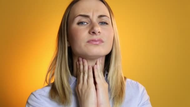 Žena s bolestí v krku na žlutém podkladu — Stock video