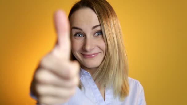 Šťastný pozitivní usmívající se žena ukazuje palce up hledá ve fotoaparátu — Stock video