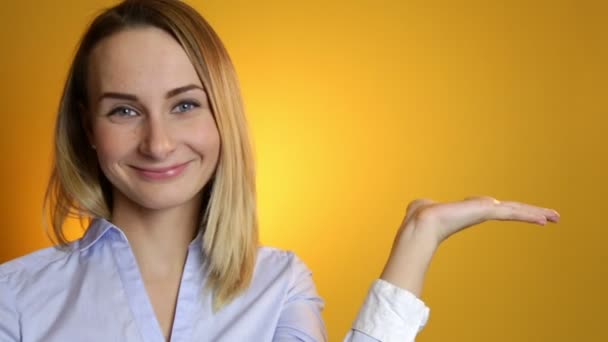 Mujer mostrando su texto o producto y dando pulgares hacia arriba sonriendo emocionada y alegre — Vídeos de Stock