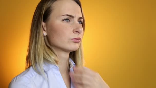 Jonge zieke vrouw hoesten in bed en het gebruik van keel spray — Stockvideo