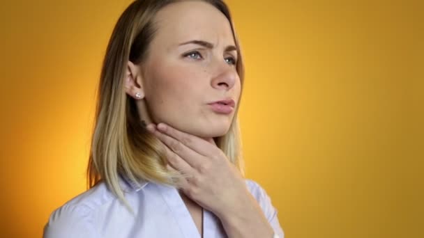 Mujer joven enferma tosiendo en la cama y usando aerosol para la garganta — Vídeo de stock