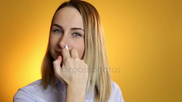 Женщина, использующая медицинский спрей для носа — стоковое видео