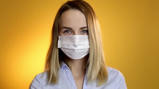 Close-up de uma cara cirurgiões do sexo feminino usando máscara cirúrgica — Vídeo de Stock