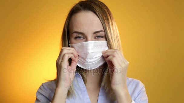 Ameliyat maskesi giymiş bir kadın cerrahlar yüzünü kapat — Stok video