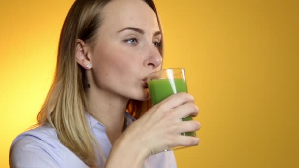 Mladá žena pití zelené zeleninové smoothie — Stock video