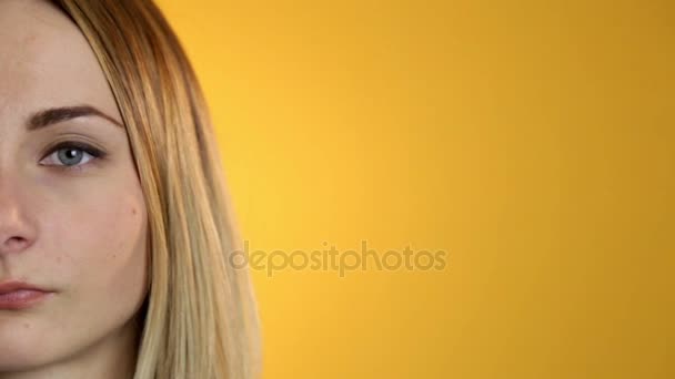 노란 배경에 고립 절반 얼굴 캐릭터 시리즈를 가까운 젊은 여자 초상화 — 비디오
