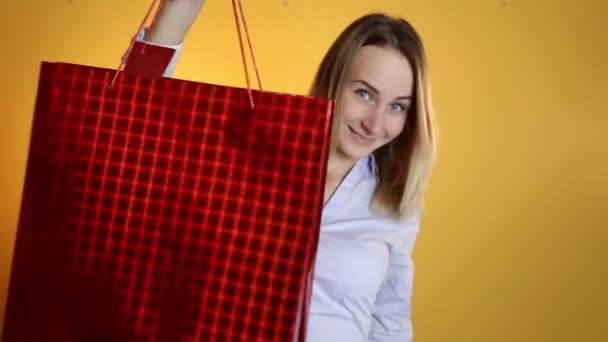 Mooi meisje shopping tassen houden en glimlachen — Stockvideo