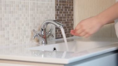 Erkek çamaşır ve kurutma elleri