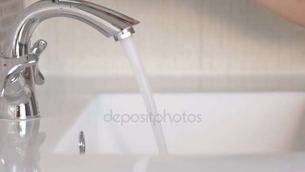 Une femme se brosse et se lave les dents dans la salle de bain — Video