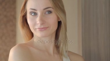 Odaları için aynaya bakarak kadın