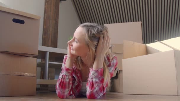 Chica feliz hablando por teléfono Nueva casa — Vídeos de Stock