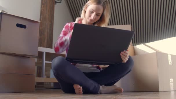 Κουκλίτσα πλάνο της ευτυχισμένη γυναίκα κινείται προς ένα νέο σπίτι και τη χρήση ψηφιακών tablet. — Αρχείο Βίντεο