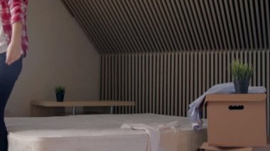 Mutlu sarışın güzel kadın A Bed üzerinde atlama