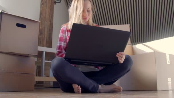 Dolly tiro de feliz jovem movendo-se para uma nova casa e usando tablet digital . — Vídeo de Stock