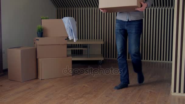 Кадры человека, перевозящего большие картонные коробки — стоковое видео