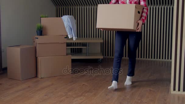 На кадрах видно, как женщина двигает большие картонные коробки . — стоковое видео