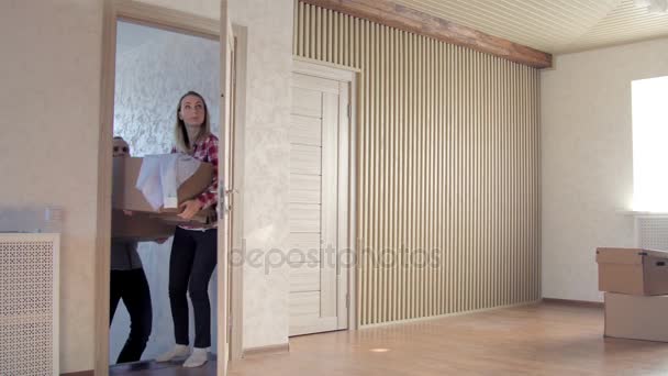 Couple Carrying Boxes Into New Home On Moving Day — Stock Video