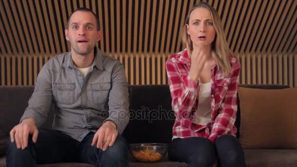 4 k görüntüleri, tv tezahürat önünde mutlu genç futbol fan Çift — Stok video