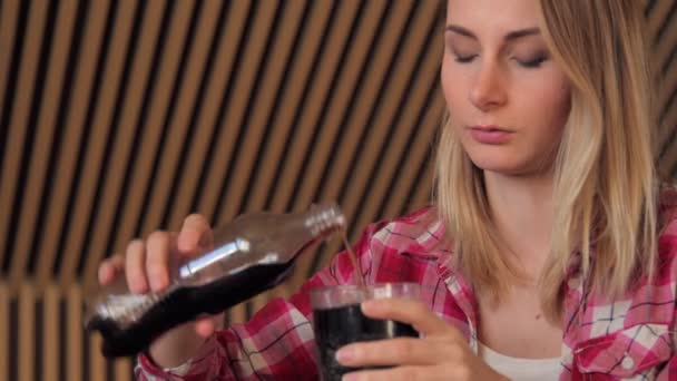 Женщина пьет холодный напиток кокаин . — стоковое видео