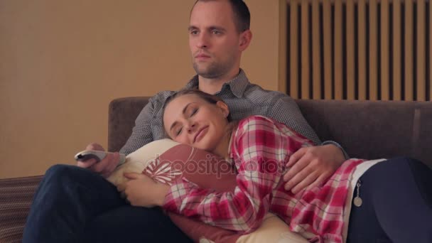 Casal assistindo comédia na tv no sofá — Vídeo de Stock