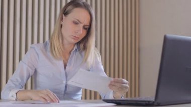 Depresif kadın onun oturma odasında masraflarını kontrol