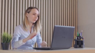 belgeler ve ev içinde laptop ile bunalmış, üzgün işkadını