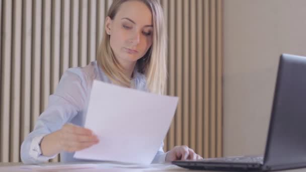 Mulher de negócios atraente que trabalha com computador no escritório — Vídeo de Stock